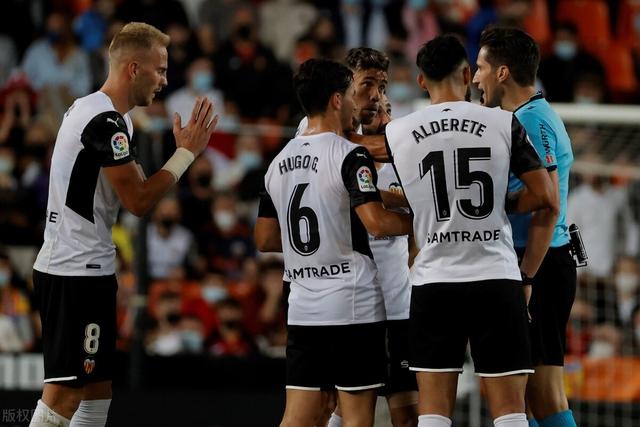 泰山对阵仁川联 锋线新组合反击 三后腰加强防守
